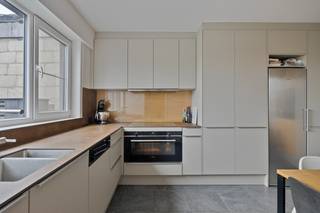 Dit ruime gebouw biedt een ideale combinatie van wonen en werken.Het gelijkvloers bestaat uit een mooi ingericht handelspand/kantoor met...