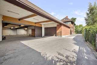 Bâtiment commercial d'environ 1 600 m² sur une superficie totale d'environ 3 140 m² à vendre à Anzegem. Disposition :- Entrepôt/magasin d'environ 800 m² de terrain. Cet entrepôt dispose d'un étage supplémentaire (stockage/salle d'exposition) pour les charges lourdes.- Entrepôt d'environ 640 m²- Espace de rangement d'environ 217 m² avec accès à la rue- Maison d'environ 250 m² au rez-de-chaussée (côté rue)- Maison d'environ 200 m² au premier étage (côté rue)Les deux maisons peuvent être rénovées mais sont en bon état en termes de structure. Spécifications : - Portail coulissant manuel- Chauffage fourni dans l'entrepôt ou la salle d'exposition- Espace de bureau séparé- Polybéton- Toit isolé de l'entrepôt- Puits de lumière- Stationnement spacieuxLe bâtiment commercial est situé à proximité de la gare d'Anzegem et de diverses routes d'accès. Ce bien peut être soumis à l'obligation de rénovation imposée par le gouvernement flamand pour les bâtiments non résidentiels. Pour plus d'informations, veuillez consulter le site web de l'Agence flamande de l'énergie et du climat à l'adresse https://www.energiesparen.be/nr/renovatieverplichting.Vous recherchez un bien immobilier commercial composé d'un bâtiment commercial à vendre à Anzegem ? N'hésitez pas à nous contacter au 056 21 11 11.