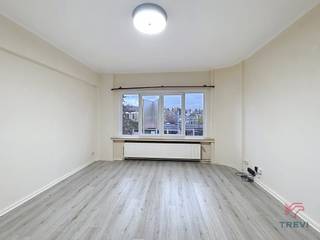 LAEKEN, vlakbij het Koninklijk Domein en alle voorzieningen, appartement met 1 slaapkamer + bureau van ± 60 m² op de 2e verdieping zonder lift...