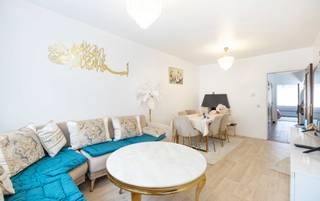 Op de grens tussen Sint-Joost-ten-Node en Schaarbeek, vlak bij het Armand Steurs-plein, kunt u dit appartement met 1 slaapkamer van 67 m² ontdekken, gelegen op de 1e verdieping van een klein mede-eigendom met slechts 5 woningen, met zeer lage gemeenschappelijke kosten.<br /><br />Het appartement bestaat uit een inkomhal van ±5 m² met apart toilet en wastafel, een badkamer en een stookruimte/berging. Aan de straatkant wordt de woonkamer van ±20 m² verlengd door een keuken van ±7 m², waarvan de scheidingswand kan worden geopend om een mooie, gezelligere leefruimte te creëren. De keuken beschikt tevens over een bijkeuken/wasruimte van ±2 m², wat in het dagelijks leven bijzonder praktisch is.<br /><br />Aan de achterzijde biedt de slaapkamer van ±18 m² een bijzonder royale oppervlakte en profiteert van een rustigere omgeving.<br />Aluminium kozijnen met dubbele beglazing, individuele Vaillant-gascondensatieketel en EPC-klasse G. Elektriciteit niet conform. Gemeenschappelijke kelder.<br /><br />Momenteel verhuurd voor 841,73 €/maand na indexering tot 2026; dit pand vormt een mooie kans voor een eerste aankoop of een investering in huurwoningen.<br /><br />Kosten: ±35 €/maand (verzekering, lift en elektriciteit voor de gemeenschappelijke ruimtes)<br /> <br />
<p><b><u>Indeling</u>:</b></p>
<ul>
<li>67 m² – 1e verdieping</li>
<li>1 slaapkamer van ±18 m²</li>
<li>Woonkamer ±20 m²</li>
<li>Keuken ±7 m²</li>
<li>Bijkeuken/wasruimte ±2 m²</li>
<li>Hal ±5 m²</li>
<li>Badkamer</li>
<li>Aparte wc met wastafel</li>
<li>Stookruimte/berging</li>
</ul>
<p><b><u>Comfort & Technische voorzieningen</u>:</b></p>
<ul>
<li>Aluminium kozijnen met dubbele beglazing</li>
<li>Eigen atmosferische gasketel van Vaillant</li>
<li>EPB G</li>
<li>Elektriciteit niet conform</li>
<li>Gemeenschappelijke kelder</li>
</ul>
<p><b><u>De pluspunten</u>:</b></p>
<ul>
<li>Klein appartementencomplex met 5 woningen</li>
<li>Zeer lage gemeenschappelijke lasten</li>
<li>Verhuurd voor 824,48 €/maand (indexering 2025)</li>
<li>Ideaal als eerste aankoop of investering</li>
<li>Vlakbij het Square Armand Steurs</li>
</ul>