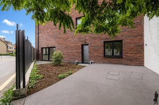 <strong>!! VERKOOP GESCHIEDT AAN REGISTRATIERECHTEN (geen btw) !!</strong><strong><br /><br />Uitstekend, lichtrijk, nieuw en levensloopbestendig gelijkvloersappartement van ca. 110 m² met ruime leefruimte, open keuken, 2 à 3 slaapkamers en een oostgeoriënteerde tuin met terras en eigen parking (ca. 55 m²) aan de achterzijde van het gebouw. Het recente appartement (totaalrenovatie 2024) is enorm ruim; beschikt over een kelderverdieping; bovendien praktisch opgedeeld en biedt een combinatie van modern comfort, energiezuinigheid (energielabel B) en een uitstekende ligging in het centrum van Retie nabij scholen, supermarkten (Lidl, Delhaize, Aldi, Okay, etc.), warme bakkers (o.a. Jan &amp; Lowie), verschillende sportfaciliteiten (o.a. tennis 't Vossekot en Indoor Padelclub De Ridder). Het appartement is centraal doch rustig gelegen en bovendien op wandelafstand van Gemeentenatuurpark Boesdijkhof achter GC Den Dries en op loop- en/of fietsafstand van Provinciaal Groendomein Prinsenpark. Bovendien op enkele autominuten van centrum Turnhout, Kasterlee, Dessel en Mol en op 5 autominuten van de verbindingsweg Antwerpen-Eindhoven (E34 - vlakbij de Nederlandse grens). <br /><br />Zeer gunstige EPC-score van 179 kWh/m² (label B) en goedgekeurde elektrische installatie. <br /><br />Een ruime autostaanplaats is inbegrepen in de prijs (t.w.v. 12.500,00 EUR). <br /><br /></strong><span>Indeling van het appartement</span>:<br />Het appartement op de gelijkvloerse verdieping is levensloopbestendig gemaakt: brede gang, brede deurprofielen, twee ingangen (achteraan en vooraan), etc. Het appartement zelf is te bereiken via de gemeenschappelijke inkomhal of de eigen tuin. We betreden het appartement via de foyer. Deze privé-inkomhal en nachthal geeft toegang de woonkamer en slaapvertrekken.<br /><br />De leefruimte op parket met open keuken is enorm ruimtelijk en voorzien van de riante raampartijen, waarvan één aan de zuidoostkant, welke veel natuurlijke lichtinval biedt en toegang geeft tot de zonnetuin aan de achterzijde (ca. 55 m²). De leefruimte biedt een opdeling in een zithoek / tv-gedeelte en een eethoekdeel waar met vrienden of het gezin kan worden getafeld. <br /><br />De open leefkeuken is volledig voorzien en uitgerust met kwaliteitsvolle apparatuur, voldoende kastruimte en plaats voor een ontbijthoek.<br /><br />Aansluitend aan de keuken is een praktische bergplaats voorzien voor voorraad, poetsspullen, wasmachine, droogkast, etc.<br /><br />Via de foyer komt men in de nachthal die toegang biedt tot de badkamer, de 2 slaapkamers en een eventuele extra slaapkamer of bureauruimte (die eventueel ook dienst kan doen als kleine dressing en via de tuin bereikbaar is). De slaapkamers zijn ruim (2 slpks. van ca. 11 m²; 1 slpk. van ca. 8 m²) en rustig gelegen. De badkamer is uitgerust met een inloopdouche, een wastafel en voldoende kastuimte.<br /><br />Er is buiten een riante tuin met terras voorzien waar men vanaf de ochtend tot de late middag van de zon kan genieten. Via de grote schuifraam in de leefruimte heeft men rechtstreeks toegang tot het terras. Deze schuifraam maakt ook dat de leefruimte naadloos kan worden geconnecteerd met het buitengebeuren.<br /><br />Aan de zijkant van de tuin, achteraan het gebouw is verder een ruimte voor 1 à 2 wagens voorzien (staanplaatsen, inbegrepen in de prijs).<br /><br /><span>Bijzonderheden</span>:<br />- Nieuwstaat: kwaliteitsvolle totaalrenovatie in 2023-2024<br />- Verwarming op gas en radiatoren &amp; conforme elektriciteit<br />- Centrale ligging in het gezellige Retie, nabij de Nederlandse grens<br />- Zeer goed verhuurbaar appartement, geschikt voor de investeerder<br />- EPC score van 179 kWh/m² (ofwel energielabel B): uiterst energiezuinig<br />- Ruime autostaanplaats ter waarde van 12.500,00 EUR inbegrepen in de prijs<strong><br /></strong>