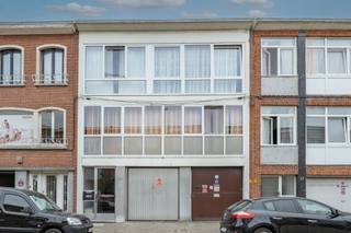 <p><span>Appartement met 3 slaapkamers op centrale locatie</span></p><p><span> </span></p><p><span>Indeling</span></p><p><span>Dit op te frissen appartement is gelegen op de tweede verdieping van een klein gebouw te Deurne.</span></p><p><span>Inkomhall met ingebouwde kasten, ruime leefruimte, ingerichte keuken met achteraan een wasruimte. Drie ruime slaapkamers, badkamer met bad en toilet.</span></p><p><span> </span></p><p><span>Extra info</span></p><ul><li><span>Geen maandelijkse kosten, alles is individueel</span></li><li><span>De ramen zijn reeds volledig vernieuwd</span></li><li><span>Geen asbest</span></li></ul>