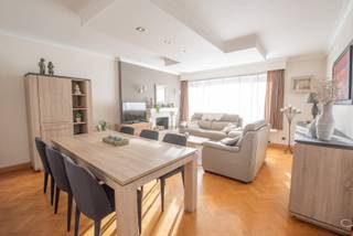 Perfect onderhouden, gezellig appartement in het centrum van Zulte met zicht op het Gaston Martensplein.<br />Praktische indeling: inkom met toilet, lichtrijke living, moderne keuken, vernieuwde badkamer, 2 ruime slaapkamers, terras achteraan, berging in de kelder en garage. <br /><br />Beschikbaar vanaf 1/09/2026.<br />Inclusief garage. <br />Syndickosten: €50/maand.<br /><br />Voor meer info of een bezoekje, mail naar lisa@immoroba.be