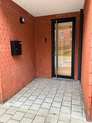 Gelegen vlak aan het bus- en treinstation en op wandelafstand van het centrum, met tal van winkels, scholen en horeca. We komen binnen in de...