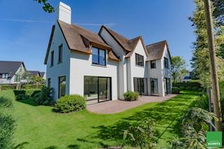 <strong>Prachtige nieuwbouwvilla met 6 slaapkamers, 5 badkamers en een fantastisch open zicht over de velden, gelegen op slechts enkele minuten van het Zoute en het centrum van Knokke.</strong><br /><br />De villa werd met de meest hoogwaardige materialen afgewerkt.<br /><br /><u>Indeling van de villa</u>:<br /><br />Gelijkvloerse verdieping: inkomhall met aparte WC en vestiaire. Zéér lichtrijke leefruimte met eetplaats en zithoek met gashaard en toegang via schuifraam naar terras en tuin. Open zicht over de velden. Volledig ingerichte open keuken met groot eiland. Bijkeuken / wasplaats. Berging / technische ruimte. Garage voor 1 wagen en buitenparkings.<br /><br />Eerste verdieping : Master bedroom met dressing en aansluitende badkamer. Slaapkamer 2 met dressing en aansluitende badkamer. Slaapkamer 3 met aansluitende douchekamer. Slaapkamer 4 met dressing en aansluitende douchekamer.  Bureau.<br /><br />Tweede verdieping: Slaapkamer 5 en slaapkamer 6. Overloop. Douchekamer. Aparte WC. Technische ruimte.<br /><br />Alarminstallatie. Vloerverwarming. Geothermische warmtepomp. Domotica.<br /><br />Verkoop onder Btw-stelsel op constructiewaarde en registratiestelsel op grondwaarde.<br /><br />https://www.youtube.com/shorts/wORBH1TJUJs<br /> 