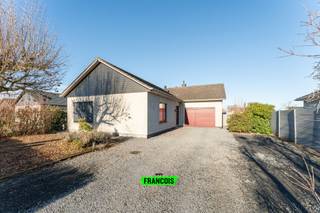 In een kindvriendelijke en rustige woonwijk te Oudenaarde treffen we deze goed onderhouden bungalow. Ondanks de rustige ligging geniet de woning een uitstekende verbinding naar centrum Oudenaarde, winkels, scholen en invalswegen. <br /><br />Door recente aanbreng van extra isolatie en een nieuwe hoogrendementsketel rust er geen renovatieverplichting op deze woning. <br /><br />De indeling is als volgt. Via de inkomhal, met gastentoilet, bereiken we de lichtrijke woonkamer. Aansluitend bevindt zich de goed uitgeruste keuken. Via de nachthal bereiken we de 3 slaapkamers en de badkamer die voorzien is van een wastafel en douche/bad. <br /><br />Verder is er nog de grote en goed georiënteerde tuin. Op eigen terrein is er voldoende plaats voor het plaatsen van uw wagen door de grote oprit en inpandige garage. <br /><br />Wenst u meer informatie of een bezoek? Neem dan snel contact op via Ruben: 0479/60.36.94.<br /><br />