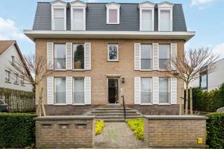 Dit ruime en lichtrijke appartement van ca. 137 m² is gelegen in de Burggraaf de Nieulantlaan in Sint-Andries, op een uiterst centrale ligging...