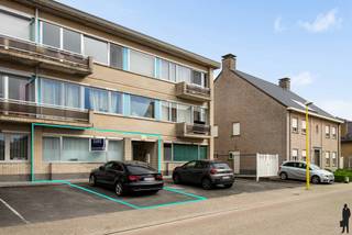 Instapklaar gelijkvloers appartement (81m²) met 2 slk’s, private parkeerplaats en kelderberging.BEKIJK ZEKER ONZE (VIRTUELE) GRONDPLANNEN EN ATTESTEN...
