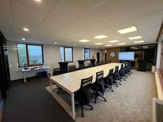 Présentation dynamique des bureaux : https://www.facebook.com/reel/1631985055270876?locale=fr_FRSitués dans un cadre verdoyant à Berloz, à proximité...