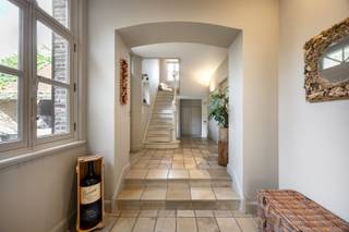 Deze prachtige villa is gelegen in het idyllische 's-Gravenwezel, omgeven door een ruime tuin en een heerlijk terras. De woning, die in 2017...