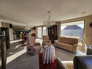 ! IN OPTIE - COMPROMIS IN OPMAAK !<br />Dit prachtig, lichtrijk BEN-appartement op de tweede verdieping combineert modern comfort met een uiterst laag energieverbruik. De royale, zonovergoten leefruimte vormt het hart van de woning en loopt naadloos over in een volledig uitgeruste open keuken. Deze is een droom voor elke hobbykok, inclusief Amerikaanse koelkast met ijsmaker, wijnkoeler en combi-stoomoven. Met drie volwaardige slaapkamers, een kwalitatieve afwerking met hoogwaardige materialen en een ruim terras, biedt dit appartement een uitzonderlijke woonkwaliteit. Uw wagen parkeert u veilig op de ondergrondse staanplaats, met een praktische aanpalende kelderberging voor extra opslagruimte. Bruto vloeroppervlakte: 123m². Oriëntatie terras: zuidwesten. EPC-score: 42 (label A). Vg, Wg, Gmo, Gvkr, Gvv. P en G-score: B.<br /><br />INDELING :<br />Inkomhal, living (schuifraam met schuifhor naar terras, airco), open keuken (kookeiland met dubbele roestvrije spoelbak en afdruipvlak, vaatwasmachine en ontbijttafel - kastenwand met combi-stoomoven, microgolfoven, inductiekookplaat met ingebouwde dampafzuiging, Amerikaanse ijskast met ijsmaker en wijnkoeler), koele berging, berging (keramische uitgietbak, voorfilter, waterverzachter, installatie ventilatie, omvormer, zekeringkast, cv-installatie met boiler, aansluiting wasmachine), badkamer (inloopdouche met glazen wand, lavabo op meubel, aanbouwkast, handdoekdroger), toilet (hangwc en lavabo op meubel), slaapkamer 1 (toegang terras 2, airco), slaapkamer 2, slaapkamer 3.<br /><br />Afzonderlijk :<br />Overdekt terras, kleiner terras aan slaapkamer 1, ondergrondse autostaanplaats met aanpalende bergkelder.<br /><br />AFWERKING :<br />- Vloer : keramische tegels en laminaat.<br />- Muren : geschilderd pleisterwerk, behangen en betegeld.<br />- Plafond : geschilderd pleisterwerk.<br /><br />AFMETINGEN :<br />Zie indelingsplannen bij downloads.<br /><br />DIVERSEN :<br />Centrale verwarming met warmtepomp (lucht-water) aangesloten op vloerverwarming. Ventilatiesysteem D. Vier pv-panelen met omvormer. Multiroom-systeem. Airconditioning in de living en slaapkamer (1). Lift en trap aanwezig in de gemeenschappelijke delen. Voorziening aansluiting op gas. Zonnewering. Draai- en kiepramen in aluminium met dubbele beglazing (HR) en voorzien van horren.<br /><br />STEDENBOUWKUNDIG :<br />Stedenbouwkundige vergunning : ja<br />Stedenbouwkundige bestemming : woongebied<br />Geen rechterlijke herstelmaatregel of bestuurlijke maatregel opgelegd.<br />Voorkooprecht : nee<br />Verkavelingsvergunning : nee<br />P-score: B / G-score: B