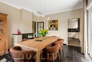 Instapklare villa op ruim perceel van +/- 30 are!<br />Deze mooie, instapklare villa (type bungalow) is ideaal voor wie op zoek is naar ruimte en comfort en rust. De woning beschikt over 3 volwaardige slaapkamers, een volledig ingerichte keuken en badkamer, een ruime zolder die nog tal van mogelijkheden biedt, een kelder én een inpandige garage. Het huis is bijzonder goed onderhouden en meteen bewoonbaar. <br />Buiten geniet u van een indrukwekkende terrein van maar liefst +/-30 are, met een verzorgd tuinhuis en een grote, groene tuin die via een handige zijweg (Zijpstraat) bereikbaar is – ideaal voor wie extra privacy of toegang wenst. Deze eigendom biedt niet alleen praktische indeling en veel bergruimte, maar ook een zee aan potentieel voor uitbreiding of hobby’s.<br />De woning is uitgerust met rolluiken, ALU schrijnwerk met dubbele beglazing, een inbouwcassette in de leefruimte.<br />Daarnaast bestaat de mogelijkheid om aanpalend (verbonden aan de villa met een al dan niet afsluitbare gang) een kantoorruimte (101 m²) bij aan te kopen. Waardoor een ideale combinatie wonen-werken kan ontstaan. Dit biedt mogelijkheden naar vrije beroepen en handelaars, gezien de grote visibiliteit langsheen de gewestweg. De villa beschikt ook over een ruime oprit voor meerdere wagens, alsook zijn er parkeerplaatsen gelegen vóór de kantoor-en/of handelsruimte. EPC: 383 kWh/m²/j., energielabel: D en UC: 3610656-RES-1.<br />Kortom: een ideale gezinswoning al dan niet gecombineerd met kantoorruimte, met tal van troeven. Kom deze parel zelf ontdekken en laat u verrassen door de ruimte, rust en mogelijkheden die deze villa u te bieden heeft! Meer info: 052/52.05.05 of axel@ax-quality.be