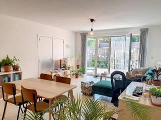 Gelijkvloers 1-slaapkamer appartement met een private ingang en een leuke, zuid-georiënteerde koer. Gelegen in het centrum van Herenthout, met alle nodige faciliteiten binnen handbereik. Indeling: inkomhal met gastentoilet, een leefruimte met geïnstalleerde open keuken, een badkamer met ligbad en een ruime slaapkamer. Vanuit de leefruimte heeft u rechtstreeks toegang tot de koer, welke uitgeeft op de aparte ingang.