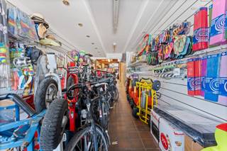 Op de Zeedijk van Zeebrugge bieden wij u dit veelzijdige handelspand aan met een netto oppervlakte van ca. 147 m². Het pand bestaat uit een gelijkvloerse handelsruimte met bureau en toiletten, In de kelder verdieping is er een ruime kelder aanwezig. <br />Troeven:<br />- ca. 147 m² bruikbare vloeroppervlakte winkelruimte en kelder. <br />- gelijkvloerse handelsruimte met uitbouw.<br />- mogelijkheid tot eigen gebruik of als aantrekkelijke investering.<br />- het pand is verhuurd .<br /><br />Dit pand biedt tal van mogelijkheden: of u nu op zoek bent naar een commerciële uitvalsbasis in op de Zeedijk van Zeebrugge, of een solide opbrengsteigendom met toekomstpotentieel, dit is een kans die u niet wil missen.