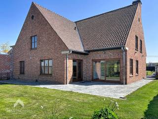 Ruime energiezuinige woning op 1307m² in een rustige en landelijke omgeving bestaande uit een inkomhal met afzonderlijk toilet, ruime leefruimte...