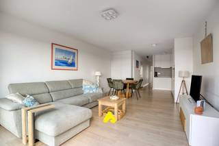 Op een <strong>unieke topligging op amper 100 meter van het strand en de Esplanade</strong> vinden we dit bijzonder aangename en instapklare, gemeubelde appartement op de <strong>7e verdieping van de residentie Calmeyn</strong>.<br /><br />Een appartement waar <strong>licht, ruimte en de nabijheid van de zee</strong> centraal staan. Dankzij de hoge ligging geniet u vanuit de leefruimte, het zonnige terras en de slaapkamers van een <strong>prachtig en vrij uitzicht over de duinen, met zicht richting zee</strong>.<br /><br />De elegante leefruimte baadt in het natuurlijke licht en beschikt over een mooie <strong>parketvloer</strong>. De ruimte sluit naadloos aan op de <strong>recent vernieuwde, open keuken</strong>, uitgerust met alle nodige toestellen. Via de leefruimte bereikt u het <strong>zongerichte terras</strong>, een heerlijke plek om in alle rust te genieten van de zon en het weidse duinenlandschap.<br /><br />Het appartement beschikt over een stijlvolle <strong>badkamer met douche en lavabomeubel</strong>, een afzonderlijk toilet en een praktische berging met aansluiting voor een wasmachine.<br /><br />De <strong>twee volwaardige slaapkamers</strong> bieden beide een aangenaam zicht richting zee en vormen een rustige en comfortabele slaapomgeving.<br /><br /><strong>OPTIE :</strong><br />Als extra troef bestaat er de mogelijkheid om een <strong>ondergrondse parkeerplaats en/of garage </strong>aan te kopen, een bijzonder praktische meerwaarde op deze gegeerde locatie.<br /><br /><strong>TROEVEN :</strong>
<ul>
	<li><span><strong>Zongericht terras</strong> met uniek en vrij uitzicht over de duinen</span></li>
	<li><span><strong>Zeezicht vanuit beide slaapkamers</strong></span></li>
	<li><span>Lichtrijke leefruimte met stijlvolle parketvloer</span></li>
	<li><span><strong>Vernieuwde open keuken</strong>, volledig uitgerust</span></li>
	<li><span>Twee ruime slaapkamers</span></li>
	<li><span>Instapklaar en volledig gemeubeld</span></li>
	<li><span>Op slechts <strong>100 meter van strand en Esplanade</strong></span></li>
	<li><span>Mogelijkheid tot aankoop van een <strong>ondergrondse parkeerplaats en/of garage</strong></span></li>
</ul>
<em>Een uitzonderlijke combinatie van comfort, licht en een bevoorrechte ligging aan zee.<br />Een ideale plek om elke dag opnieuw van het kustgevoel te genieten!</em>