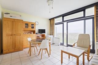 <p><strong>De Panne: Studio met frontaal zeezicht en terras</strong></p>
<p>Deze op te frissen/te moderniseren studio, gelegen in de goed onderhouden residentie <em>Neptunus</em>, combineert een slimme indeling met een uitzonderlijk uitzicht over zee. Ideaal voor wie op zoek is naar een tweede verblijf of een interessante investering. De studio bevindt zich op de eerste verdieping en wordt aangeboden met een kelderberging, met bovendien de mogelijkheid tot aankoop van een privatieve ondergrondse parkeerplaats.</p>
<p><br /><strong>Indeling:</strong><br />Inkomhal met praktische slaaphoek, badkamer voorzien van douche en toilet, en een lichtrijke woonkamer met open keuken die toegang geeft tot een volwaardig terras met panoramisch zeezicht.<br /> </p>
<p><strong>Troeven:</strong><br />• Volwaardig terras met frontaal zeezicht<br />• Slim ingerichte slaaphoek met opklapbed voor optimale ruimtebenutting<br />• Gelegen in een verzorgde residentie<br />• Mogelijkheid tot aankoop van een ondergrondse parkeerplaats<br /> </p>
<p>Meer informatie of een bezoek aanvragen? Contacteer Frederick via 058/22.41.70.</p>