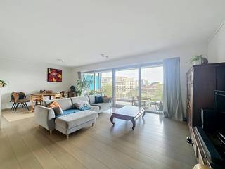 Un appartement de deux chambres situé dans un endroit magnifique et rare à la périphérie du centre-ville de Gand. Grâce à son emplacement au bord de l'eau, vous pourrez profiter d'un calme sans pareil et d'une vue magnifique sur l'Escaut. L'emplacement offre également une excellente accessibilité grâce à la connexion directe au complexe de sortie E40-E17.<br /><br />L'appartement est situé au troisième étage et se distingue par sa lumière généreuse et sa finition sophistiquée. Par le salon, vous entrez dans le point culminant de l'appartement : une terrasse spacieuse de pas moins de 22 m², où vous pourrez profiter du plein air et de la vue sur l'eau en toute intimité.<br /><br />La zone nuit comprend deux chambres complètes, la chambre principale avec un dressing intégré pratique. La salle de bain est entièrement équipée avec une douche à l'italienne, une baignoire et une double vasque.<br /><br />Disposition de l'appartement :<br />Hall d'entrée avec vestiaire - séjour lumineux avec cuisine ouverte - terrasse spacieuse (22 m²) avec vue sur l'Escaut - rangement pratique - toilettes séparées - salle de bain - chambre 1 (avec dressing intégré) - chambre 2 - rangement privé au sous-sol - garage double<br /><br />Informations pratiques :<br />- Frais communs : 75,00€ par mois (commission d'entretien des parties communes).<br />- Garage box double : peut être loué pour 150,00€ par mois.<br />- Date de disponibilité : à partir du 01/01/2027.