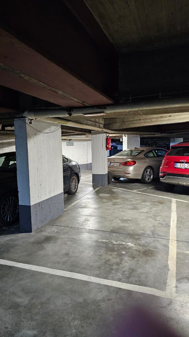 Autostaanplaats in ondergrondse garage (verdiepging -1) te koop . Geschikt voor middelgrote wagen.
