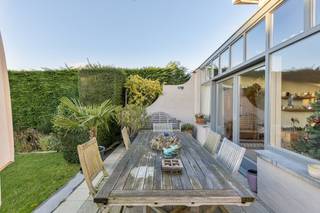 Ruime eigendom met praktijkruimte en woonst te Sint-Andries. Deze eigendom, bestaat uit een kinesistenpraktijk en een ruime woonst en werd gerenoveerd in 1988, 1993 en 2018. Deze locatie biedt uitstekende mogelijkheden voor de combinatie van wonen en werken, ideaal voor een vrij beroep of andere professionele activiteiten. De indeling en beschikbare ruimte maken diverse invullingen mogelijk, afgestemd op specifieke behoeften. Dankzij het zuidwestelijk georiënteerd perceel (809 m²) geniet de eigendom van veel natuurlijk licht en optimale benutting van de buitenruimte. Achteraan op het perceel is een bijgebouw aanwezig die polyvalent kan ingevuld worden (hobbyruimte, speelgebeuren, stockage,...).Het woongedeelte bestaat uit:- Royale inkomhal met gastentoilet- Lichtrijke leefruimte met toegang tot de bureau- Eetplaats die aansluit op de ingerichte keuken- Wasplaats met toegang tot het professioneel gedeelte- 4 volwaardige slaapkamers- Badkamer en toilet- Ruime zolder (hobbyruimte/5de slaapkamer)Het professioneel gedeelte bestaat uit:- Inkomgang met wachtplaats- Bureau- Technische ruimte- 3 praktijkruimtes - Zeer ruime kelder die ingevuld wordt als 4de praktijkruimte- Ruime bovenverdieping die ingevuld wordt als 5de praktijkruimte- Toilet en doucheExtra's:- Zonnige tuin met bijgebouw- Kelder onder het woongedeelte- 3 parkeerplaatsen voor het gebouwInteresse om de mogelijkheden ter plaatse te verkennen? Twijfel niet en plan vandaag nog uw bezoek in.