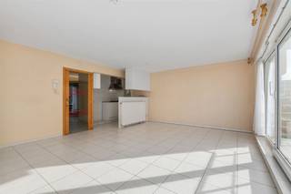 Appartement lumineux au premier étage (sans ascenseur) dans un petit immeuble proche de la gare. Séjour avec terrasse avant. Cuisine ouverte...