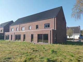 VERKOOP AAN 6% BTW mogelijk onder voorwaarden !Nieuwbouwproject van 4 ruime klassieke  woningen met vaste trap naar de zolder. Gelegen nabij het...