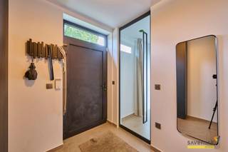 <p><span>Découvrez cette belle maison située à l'extrême sud de Lommel, où l'espace et le confort moderne vont de pair. Avec cinq chambres spacieuses, cette maison familiale offre de nombreuses possibilités pour une grande famille ou des invités. </span></p><p><span> </span></p><p><span>La maison a une surface habitable de 187m² sur un terrain généreux de 617m², offrant un sentiment de liberté et d'intimité. Grâce aux panneaux solaires sur le toit et à une isolation de haute qualité, cette maison est non seulement élégante, mais aussi économe en énergie.</span></p><p><span> </span></p><p><span>Entrez dans l'espace de vie lumineux et ouvert, où les finitions modernes et les lignes épurées créent une ambiance contemporaine. Le salon, qui respire la convivialité, est l'endroit idéal pour se détendre en famille ou entre amis.</span></p><p><span> </span></p><p><span>La cuisine est une véritable pièce maîtresse avec ses appareils modernes et son design élégant. C'est l'endroit idéal pour préparer de délicieux repas tout en profitant de la vue sur le jardin.</span></p><p><span> </span></p><p><span>Les chambres à coucher de bon goût offrent beaucoup d'espace et de confort, idéal pour le repos et l'intimité. </span></p><p><span> </span></p><p><span>Le jardin spacieux offre des possibilités infinies : d'un barbecue confortable avec des amis à un café matinal tranquille à l'air frais. </span></p><p><span> </span></p><p><span>Qui est prêt à faire ses valises et à emménager dans cette belle maison ?</span></p><p><span> </span></p>