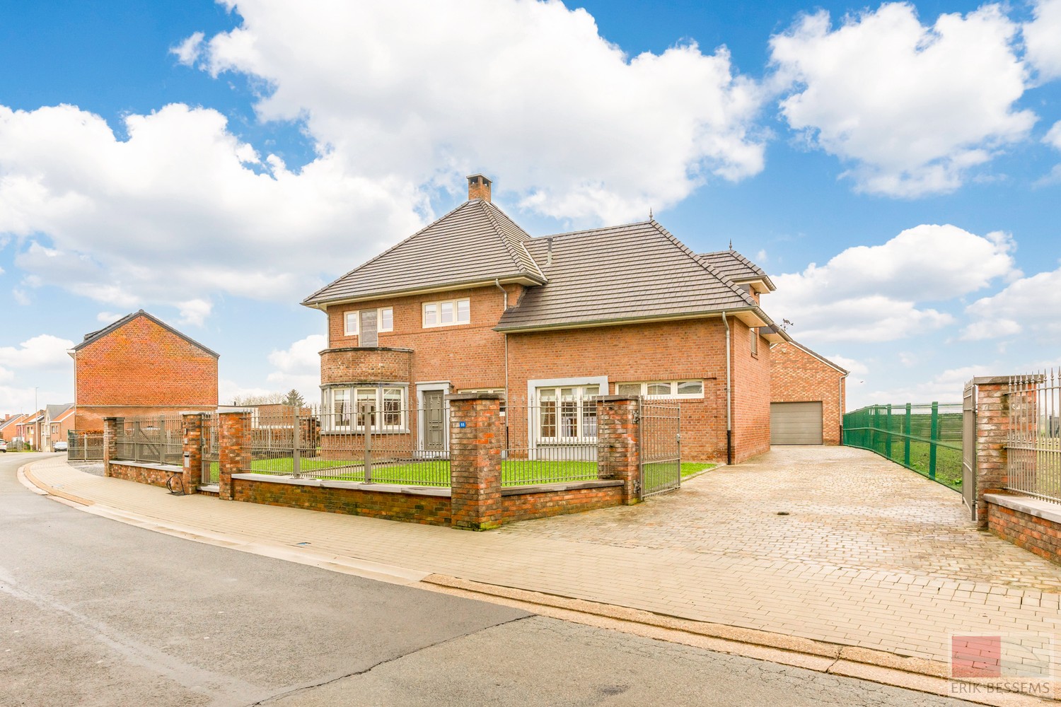 Deze ruime landelijk gelegen woning, met een woonoppervlakte van circa 287 m² en gelegen op een perceel van 3969 m², is voorzien van alle moderne comfort. - photo 1