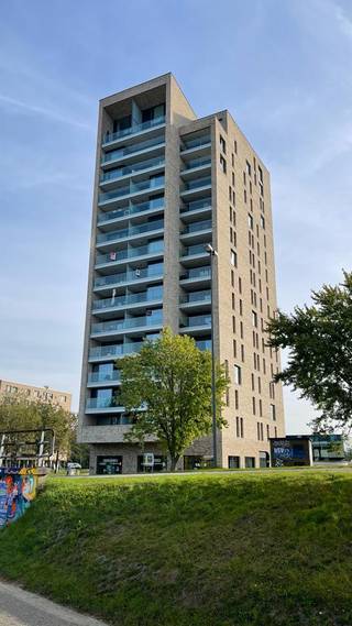 <strong>Dit appartement is beschikbaar vanaf 1 november 2026!<br />Vaste kosten: € 75,00 per maand + € 75,00 per maand provisie verwarming (je hebt zelf GEEN gascontract nodig!)<br />Autostaanplaats bij te huren aan € 100,00 per maand! </strong><br /><br />Deze moderne studio, gelegen op de 5de verdieping, combineert hedendaags comfort met een bijzonder gegeerde ligging.<br /><br />De studio beschikt over een aangenaam terras, een ideale plek om even te ontspannen en te genieten van de buitenlucht.<br /><br />De toplocatie is een absolute troef. Het Kapermolenpark, het zwembad, diverse scholen en het gezellige stadscentrum van Hasselt bevinden zich allemaal op wandelafstand. Winkels, horeca, ontspanning en alle dagelijkse voorzieningen zijn hierdoor vlot bereikbaar.<br /><br />Dankzij de combinatie van modern wooncomfort, een aangenaam terras en een uitstekende ligging is deze studio bijzonder geschikt voor wie comfortabel en centraal wil wonen in Hasselt.<br /><br /><strong>Word jij de bewoner van dit prachtig appartement? Surf naar www.vdv-vanderveken.be, kies bij “TE HUUR” voor dit pand en vul de kandidatenfiche in (klik in het gouden balkje op “Ik wil dit pand graag huren!”). Wij contacteren je voor een afspraak! </strong>