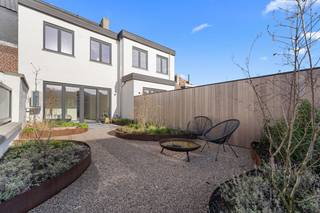 Prachtig huis te koop in hartje Ieper. Deze magnifieke woning beschikt over 4 slaapkamers en 3 badkamers. De woning is volledig vernieuwd in 2025 en geniet van de modernste technieken. Er is een leuke buitenruimte op het gelijkvloers en op de eerste verdieping. De woning wordt energiezuinig verwarmd met vloerverwarming op warmtepomp. Gelegen in de Stuersstraat 51 op wandelafstand van de Grote Markt, de vestingen en het station.INDELINGGelijkvloers: Ruime inkomhal - berging - apart toilet - lichtrijke woonkamer met open keuken, voorzien van alle toestellen en eiland - aangrenzende berging - stadstuin met terras en trap naar het zonneterras op de eerste verdieping.Eerste verdieping: Nachthal met toilet - master bedroom met verbinding naar het terras - dressing/bureaukamer - badkamer met lavabomeubel, ligbad en inloopdouche.Tweede verdieping: Nachthal met toilet - twee mooie kamers met elk hun eigen badkamer, voorzien van lavabomeubel en douche.Derde verdieping: Ingerichte zolderkamer die kan dienst doen als bureau of slaapkamer.Verder heeft dit huis te koop nog een ruime praktische kelder.TROEVEN- Kwalitatief en tot in de puntjes gerenoveerd! - Zonnepanelen en warmtepomp- 4 slaapkamers en 3 badkamers - Bovenverdiepingen voorzien van airco/warmtepomp - Centrale ligging in Ieper - Zuidelijke oriëntatie van de tuin en dakterrasDe eigendom wordt aangeboden via de Pre-sale formule. Van 06/12/2025 om 10:00 tot 12/12/2025 om 18:00 kan u de woning op afspraak komen bezichtigen en een bod uitbrengen. De vermelde prijs is een instelprijs. Voor meer info, gelieve contact op te nemen met de dossierverantwoordelijke.