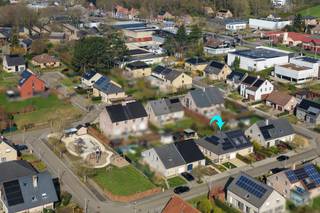 Welkom in deze bijzonder verzorgde halfopen bungalow, gelegen in een rustige en residentiële woonwijk in een doodlopende straat in Leuven. Hier...