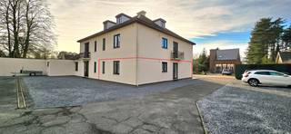 Voor een afspraak bel Kim 0473 72 33 62.Knus appartement van 90m² met 1 slaapkamer en 1 dressing op het gelijkvloers.Dit appartement ligt binnen een...