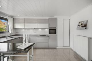 Welkom in Wilsele! Op een boogscheut van Leuven, de vaart en de vijvers van Bellefroid vindt u deze ruime en instapklare combinatie van een studio op het gelijkvloers en een duplex op de eerste en tweede verdieping, die als één geheel wordt verkocht.<br /><br />De studio van 60 m² omvat een lichtrijke leefruimte, keuken, badkamer, toilet en terras. De duplex beschikt over een gezellige leefruimte met open keuken, toilet, ruim terras, 3 volwaardige slaapkamers, berging en badkamer.<br /><br />Dankzij deze eigenschappen biedt dit pand uitzonderlijk veel mogelijkheden. Ideaal als kangoeroe- of zorgwoning, voor een inwonend kind, ouder of familielid, maar ook geschikt voor co-housing of nieuw samengestelde gezinnen.<br /><br />De studio leent zich bovendien uitstekend voor het combineren van wonen en werken. Denk aan een bijberoep of vrij beroep, zoals een nagelstudio, schoonheidsspecialiste, psycholoog, kinesist, coach of kantoor/praktijkruimte. Zo beschikt u over een professionele ruimte zonder een aparte locatie te moeten huren.<br /><br />De ruime inpandige garage, waarvan de 2 linker plaatsen inbegrepen zijn, biedt daarnaast mogelijkheden voor extra stockage. De volledig omheinde gemeenschappelijke tuin zorgt voor extra buitenruimte.<br /><br />Een verzorgde afwerking, EPC-label B en een uitstekende ligging maken dit pand tot een uitstekende woonplek.<br /><br />Een unieke combinatie van wonen, samenleven, ondernemen en ruimte op een toplocatie!<br /><br />Benieuwd? Boek snel uw bezoek met Ruben via info@bvm-vastgoed.be of 016 23 21 45.