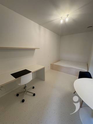 <p><span>*</span><span> Bezoek aan te vragen via student@immolivit.be </span></p><p><span>** Alleen voor studenten</span></p><p><span> </span></p><p><span>Project YOU bevindt zich op de Bondgenotenlaan, de belangrijkste en meest gekende winkel-wandelstraat van Leuven. Met zijn drie ingangen en strategische ligging onder de toren van de universiteitsbibliotheek is het project dé nieuwe hotspot voor studenten in Leuven. </span></p><p><span> </span></p><p><span>YOU is bereikbaar via drie strategisch gelegen ingangen op de Bondgenotenlaan, in de Koning Leopold I-straat en in de Bogaardenstraat. Dankzij de ligging langs de belangrijke toegangsweg van de stad is YOU vlot bereikbaar, zowel te voet, met de fiets als met het openbaar vervoer en de wagen. De dichtstbijzijnde bushalte bevindt zich op één minuut, het treinstation op slechts tien minuten. <br /><br />De gebouwen zijn voorzien van alle comfort en uitgebreide eigentijdse faciliteiten, en de groene binnengebieden bieden ruimte voor een aangename break in het levendige Leuvense studentenleven. </span></p><p><span> </span></p><p><span>Elke studio beschikt over een eigen badkamer met wastafel, douche, en toilet. Daarnaast zijn de studio's ook voorzien van een kitchenette. </span></p><p><span>Ondergronds is er een afsluitbare fietsenstalling en een afvallokaal.</span></p><p><span> </span></p><p><span>De prijs is 1045 euro/maand exclusief de forfait nutsvoorzieningen (125 euro/maand).<br /><br />Interesse? Contacteer ons via student@immolivit.be</span></p><p><span> </span></p>