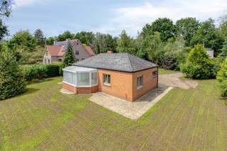 <p><span><span><strong>TE KOOP: Woning met veel potentieel op een perceel van 13a57ca op toplocatie te Bolderberg!</strong></span></span></p><p><span><span>Op een uitzonderlijke hoeklocatie tussen de Dahlialaan en de Lobelialaan bevindt zich deze te renoveren woning op een prachtig perceel van meer dan 13 are.</span></span></p><p><span><span>De absolute troef van dit eigendom is zonder twijfel de ligging. Gelegen in het hart van Bolderberg, één van de meest gewilde woonomgevingen van Limburg, geniet u hier van rust, groen en een uitstekende bereikbaarheid.</span></span></p><p><span><span>Op wandel- en fietsafstand bevinden zich de uitgestrekte natuurgebieden van De Wijers, het land van de 1001 vijvers, evenals het prachtige Domein Bovy met zijn wandelroutes, horecazaken en recreatiemogelijkheden. De omgeving staat bekend om haar unieke natuurbeleving, panoramische uitzichten vanaf de Bolderberg en tal van gezellige restaurants en terrassen.</span></span></p><p><span><span>Het perceel biedt tal van mogelijkheden voor wie op zoek is naar een renovatieproject, een ruime gezinswoning of een investering op een toplocatie.</span></span></p><p><span><span><strong>Ligging:</strong></span></span></p><p><span><span>Gelegen op de hoek van de Dahlialaan en de Lobelialaan geniet deze eigendom van een uitzonderlijke ligging in één van de meest gegeerde woonomgevingen van Limburg. Bolderberg staat bekend om zijn groene karakter, rustige woonstraten en unieke combinatie van natuur, ontspanning en bereikbaarheid.</span></span></p><p><span><span>Op korte afstand bevinden zich de prachtige natuurgebieden van De Wijers en Domein Bovy, waar u eindeloos kunt wandelen, fietsen en genieten van de natuur. Daarnaast vindt u in de directe omgeving tal van gezellige restaurants, cafés en recreatiemogelijkheden.</span></span></p><p><span><span>Een locatie waar rust, natuur en levenskwaliteit centraal staan, terwijl winkels, scholen en belangrijke verbindingswegen vlot bereikbaar blijven. Een zeldzame kans om te wonen op een van de mooiste plekjes van Bolderberg.</span></span></p><p><span><span><strong>Indeling:</strong></span></span></p><p><span><span>Inkomhal, apart toilet, slaapkamer, living, veranda, keuken, eetkamer, badkamer met douche, berging.</span></span></p><p><span><span>Er is ook een zolder aanwezig.</span></span></p><p><span><span>Buiten: Overdekte autostaanplaats, grote tuin rondom het huis.</span></span></p><p><span><span><strong>Troeven:</strong></span></span></p><p><span><span>-</span><span>Perceel van meer dan 13 are!</span></span><br /><span><span>-</span><span>Gelegen in het geliefde Bolderberg!</span></span><br /><span><span>-</span><span>Nabij Domein Bovy en De Wijers!</span></span><br /><span><span>-Volledig omheind!</span></span><br /><span><span>-</span><span>Rustige, groene woonomgeving!</span></span><br /><span><span>-</span><span>Tal van wandel-, fiets- en recreatiemogelijkheden in de directe omgeving!</span></span></p><p><span><span><strong>EPC F met certificaatnummer 20260605-0003886713-RES-1</strong></span></span><br /><span><span><strong>G-score: B</strong></span></span><br /><span><span><strong>P-score: B</strong></span></span><br /><span><span><strong>Stedenbouwkundige info: woongebied – bouwvergunning – geen voorkooprecht </strong></span></span><br /><span><span><strong>Bron bewoonbare oppervlakte EPC</strong></span></span></p>