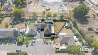 Ontdek deze verzorgde halfopen gelijkvloerse woning in een rustige woonwijk in Diksmuide, waar je geniet van een aangename woonomgeving én een vlotte verbinding naar winkels, scholen, openbaar vervoer en andere dagelijkse voorzieningen. Een ideale woning voor wie comfortabel en volledig gelijkvloers wil wonen.<br /><br />Binnen word je verwelkomd in een ruime, open leefruimte die dankzij de extra aanbouw baadt in natuurlijk licht. Deze uitbreiding zorgt niet alleen voor een bijzonder ruimtelijk gevoel, maar creëert ook een gezellige plek om te ontspannen of gasten te ontvangen. De vernieuwde keuken sluit mooi aan op de leefruimte en vormt het hart van de woning.<br /><br />De woning beschikt verder over drie volwaardige slaapkamers, een vernieuwde badkamer en een praktische wasruimte, waardoor ze perfect geschikt is voor gezinnen, koppels of wie op zoek is naar extra ruimte.<br /><br />Buiten geniet je van een grote, zongerichte tuin op een perceel van maar liefst 707 m², ideaal om te tuinieren, te spelen of heerlijk te genieten van de zon. De oprit biedt voldoende parkeergelegenheid aan huis.<br /><br />Ook op vlak van energie scoort deze woning sterk met EPC C, 14 zonnepanelen en een airco-installatie, wat zorgt voor een aangenaam wooncomfort en een lager energieverbruik.<br /><br />