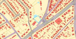 Bouwmogelijkheden:<br />Deze ruime bouwgrond is bestemd voor het realiseren van **één vrijstaande eengezinswoning in open bebouwing**. Het perceel biedt duidelijke bouwmogelijkheden volgens de goedgekeurde verkavelingsvoorschriften.<br /><br />De voorziene **bouwzone heeft een breedte van 14,50 meter en een maximale bouwdiepte van 12 meter**, goed voor een bouwzone van ca. 174 m². De bouwzone bevindt zich op minimaal 8 meter achter de rooilijn en op minimaal 12 meter van beide zijdelingse perceelsgrenzen. <br /><br />Voor het hoofdgebouw gelden onder meer volgende voorschriften:<br /><br />- bouwdiepte: minimum 8 m en maximum volgens het verkavelingsplan;<br />- bouwbreedte: minimum 9 m en maximum volgens het verkavelingsplan;<br />- kroonlijsthoogte: maximaal 6 m;<br />- nokhoogte: maximaal 12 m;<br />- dakvorm: hellend dak met een helling tussen 10° en 60°, of een plat dak. <br /><br />De voorgevel dient zich te bevinden op minimaal 8 meter van de rooilijn, op de voorgevelbouwlijn of binnen een strook van 3 meter diepte die hiermee evenwijdig loopt. <br /><br />De totale bebouwde en verharde oppervlakte, met inbegrip van de woning, eventuele constructies, opritten en andere verhardingen, bedraagt maximaal 199 m². Enkel de strikt noodzakelijke toegangsverhardingen zijn toegestaan en dienen te worden uitgevoerd in waterdoorlatende materialen. De overige delen van het perceel dienen zoveel mogelijk een groen karakter te behouden. <br /><br />Binnen de bouwstrook dient minstens 1 inpandige parkeerplaats te worden voorzien. Terrassen zijn toegestaan op palen. <br /><br />Vanwege de waterhuishouding gelden enkele bijkomende bouwvoorwaarden. Zo dient de woning op palen of boven een overstroombare kruipruimte te worden opgericht. Een open infiltratievoorziening, zoals een wadi of infiltratiekom, dient te worden voorzien. Benutte ondergrondse verdiepingen zijn niet toegestaan en het omliggende terrein mag niet worden opgehoogd. <br /><br />Een interessant perceel met een ruime groene omgeving en duidelijk vastgelegde bouwmogelijkheden voor het realiseren van een kwalitatieve vrijstaande woning.