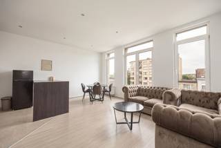 <p><span>Op zoek naar een instapklaar appartement met een ruim gevoel, veel lichtinval en een centrale ligging? Dit appartement op de bovenste verdieping, combineert een lichtrijke leefruimte met open keuken, twee volwaardige slaapkamers, moderne badkamer en heeft een functionele indeling waardoor het bijzonder comfortabel aanvoelt.</span></p><p><span> </span></p><p><span>Licht, open &amp; comfortabel</span></p><p><span>Via de gemeenschappelijke inkomhal bereik je dit appartement op de derde en bovenste verdieping van het gebouw. Meteen valt de overvloed aan licht op in de ruime leefruimte. De grote raampartijen en de lichte parketlaminaatvloer zorgen hier voor een fris en open gevoel. Je hebt meer dan voldoende plaats voor een gezellige zithoek én een grote eettafel, ideaal om gasten te ontvangen of gezellig thuis te genieten.</span></p><p><span>De open keuken sluit mooi aan bij de leefruimte en is praktisch ingericht met een onderhoudsvriendelijke tegelvloer en een handige statafel die extra werk- en eetruimte creëert. Verder beschik je hier over een oven, dampkap, fornuis, spoelbak en voldoende kastruimte. Dankzij de open indeling blijft alles mooi verbonden met de leefruimte.</span></p><p><span> </span></p><p><span>Comfortabele slaapkamers &amp; verzorgde badkamer</span></p><p><span>Achteraan bevinden zich de twee slaapkamers, rustig gelegen weg van de straatzijde. Beide kamers zijn afgewerkt met dezelfde verzorgde parketlaminaatvloer en bieden voldoende ruimte voor een comfortabel slaapgedeelte, dressing of bureauhoek.</span></p><p><span>De badkamer heeft een verzorgde uitstraling met een ruime douchecabine, een stijlvolle lavabo met praktische onderkast en een combinatie van donkere vloertegels en lichte wandtegels. Verder is er nog een apart gastentoilet met handenwasser én een technische ruimte met aansluiting voor was/droogmachine.  Extra opbergruimte nodig?  Er is nog een privatieve berging voorzien in de kelder.</span></p><p><span> </span></p><p><span>Vlakbij parken, winkels en openbaar vervoer</span></p><p><span>Je woont hier aan de Herentalsebaan vlakbij Deurne-Zuid, een levendige buurt met alles binnen handbereik. Winkels, supermarkten, horeca, de Zwitserse Apotheek en openbaar vervoer bevinden zich op wandelafstand. Ook het Rivierenhof en Te Boelaarpark liggen vlakbij voor wie graag sport, wandelt of ontspant in het groen. Met de Ring en belangrijke invalswegen om de hoek ben je bovendien snel onderweg richting centrum of buiten de stad. De uitstekende Mobiscore van 9,5/10 spreekt voor zich.</span></p><p><span> </span></p><p><span>Maatregelenregister: in aanvraag</span></p><p><span> </span></p><p><span> </span></p>