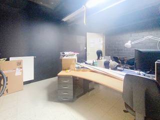 Voor meer informatie of een bezoek, mail naar verhuurwest@living-stone.beGunstig gelegen commercieel gelijkvloers (239m²) met kelder.Het commercieel...