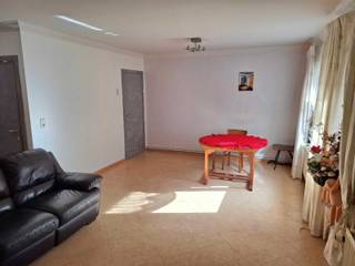 <span>Woning in Geel-centrum bestaande uit: leefruimte, berging, keuken, berging, badkamer met wastafel, toilet, ligbad en douche, nachthal en 3 slaapkamers.<br /><br />Verder beschikt te woning nog over een eventueel te gebruiken commerciële ruimte, een werkplaats en een kelder. </span><br /><br /><span>Centrale verwarming (aardgas) en ramen met dubbele beglazing en rolluiken aanwezig.</span><br /><br /><span>Huurprijs: € 980/m.</span><br /><br /><span>Contacteer ons kantoor voor meer info of een bezoek ter plaatse via 0471/605.314 of mail naar info@immo-b.be.</span>