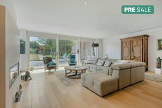 Ontdek deze woning tijdens de Pre-sale op zaterdag 19/09 van 9u en 10u30, maak nu jouw afspraak!<br /><br />Ruime gezinswoning met zonnige tuin, garage en praktijkruimte te koop op een mooi perceel van ca. 1.300m² in Desselgem.<br /><br />Achter deze charmante gevel schuilt een uitzonderlijk ruime woning waar licht, modern comfort en veelzijdigheid centraal staan. Met een royale leefruimte, een uitgestrekte zonnige tuin, inpandige garage én een aparte praktijk- of kantoorruimte biedt deze eigendom in Desselgem de ideale mix voor gezinnen of voor wie wonen en werken wil combineren.<br /><br />Indeling:<br /><br />Gelijkvloers:<br /><br />Statige inkomhal met gastentoilet - aparte bureau - ingerichte praktijkruimte met douche en dressing (kan ook als slaapkamer dienen) - zeer lichtrijke leefruimte in parket met grote raampartijen over de hele breedte van de achtergevel die uitgeeft op de grote zonnige tuin met terras - uitgeruste keuken - was/berging - inpandige ruime garage met boven een hobbyruimte - praktische kelder<br /><br />1e Verdiep:<br />Slaapkamer 1 - badkamer ( ligbad, douche, dubbele lavabo) - slaapkamer 2 - aparte dressing<br /><br />2e Verdiep:<br />Lichtrijke zolderruimte onder de authentieke houten balken. Deze multifunctionele plek leent zich uitstekend als extra slaapkamers, hobbyruimte of artistiek atelier - slaapkamer 3 <br /><br />Algemene info:<br />- Gunstig EPC B<br />- Zonnepanelen<br />- Domotica<br />- Pvc dubbel glas<br />- Cv gas<br />- Regenwater 7000L<br />- Screens in leefruimte en keuken<br /><br />Troeven:<br />- Verrassend groot volume en veel natuurlijk licht<br />- Gelijkvloerse praktijk- of kantoorruimte met sanitaire voorzieningen<br />- Grote, zonnige tuin met veel privacy en een houten bijgebouw<br />- Inpandige garage, ruime kelder en extra parkeergelegenheid<br />- Gelegen op een vlot bereikbare locatie in Desselgem<br /><br />* Eigendom beschikbaar vanaf 1/05/2027 zonder bezettingsvergoeding<br /><br />De eigendom wordt aangeboden via de Pre-sale formule. Op 19/09/2026 tussen 09:00 en 10:30 kan u het huis op afspraak komen bezichtigen en een bod uitbrengen. De vermelde prijs is een instelprijs. Voor meer info, gelieve contact op te nemen met de dossierverantwoordelijke.<br /><br />Bestuursmaatregelen in het maatregelenregister: nee