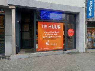 Dit ruime commerciële handelsgelijkvloers van ca. 210 m² is gelegen op een absolute toplocatie in het centrum van Brasschaat, recht tegenover...