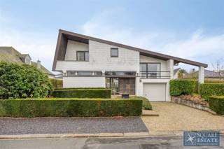 <p><span>Square Estate presenteert u deze charmante te renoveren vrijstaande villa, ideaal gelegen in een begeerde woonwijk in Wemmel.</span></p><p><span> </span></p><p><span>De woning is als volgt ingedeeld:</span></p><p><span> </span></p><p><span>Op de begane grond komt u binnen in een ruime inkomhal met vestiaire en gastentoilet. De hal leidt naar een lichte woonkamer met open haard. Een aangrenzende ingerichte keuken en een wasruimte maken deze verdieping compleet.</span></p><p><span> </span></p><p><span>Op de tussenverdieping biedt een kantoor met toegang tot een terras de mogelijkheid van een multifunctionele ruimte die ook kan worden ingericht als slaapkamer, afhankelijk van uw behoeften.</span></p><p><span> </span></p><p><span>De eerste verdieping bestaat uit een nachthal, drie mooie slaapkamers waarvan één met een eigen terras, en een badkamer met bad en douche.</span></p><p><span> </span></p><p><span>De woning beschikt verder over een aangenaam terras en een tuin met vijver, beide op het zuidwesten gelegen. Een grote garage, een parkeerplaats buiten en een opslagruimte op zolder maken deze woning helemaal compleet.</span></p><p><span> </span></p><p><span>Voor meer informatie of om een bezichtiging te organiseren, kunt u contact met ons opnemen op 02/460.42.01 of per e-mail op het volgende adres: <span>ca@square-estate.be</span></span><span> </span></p><p><span> </span></p>