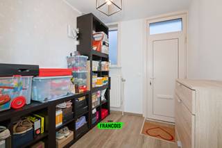 Op een vlot bereikbare ligging in Gontrode, deelgemeente van Melle, bevindt zich deze verder af te werken of op te frissen woning met een...