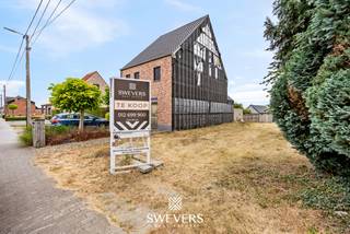Voor meer info en foto’s, surf naar www.swevers.be<br /> – Bouw hier sneller dan je denkt aan je toekomst: dit perceel van 9a 56ca in Groot-Gelmen (Sint-Truiden) wordt verkocht mét een goedgekeurde bouwvergunning voor een halfopen woning. De stabiliteitsstudie is al in voorbereiding, waardoor je zonder vertraging aan je bouwproject kunt beginnen. Het perceel biedt een prachtig open zicht op achterliggend agrarisch gebied, wat zorgt voor een blijvend groene en rustige omgeving. Dankzij de zuidoostelijke oriëntatie geniet je van ochtendzon in de tuin – ideaal voor liefhebbers van natuurlijk licht en buitenleven. De perceelbreedte en -diepte maken het mogelijk om een ruime gezinswoning te bouwen met voldoende privacy. Gelegen in een rustige straat, combineert deze locatie absolute rust met een uitstekende bereikbaarheid. Op wandelafstand vind je onder andere basisschool ‘De Letterfant’, winkels, sportclubs en horeca. Een unieke kans voor wie zonder zorgen wil bouwen in een groene en toch goed bereikbare omgeving. Ideaal voor gezinnen die hun droomwoning willen realiseren op een rustige en toch strategisch gelegen locatie. Voor meer informatie, bel 012 699 900.