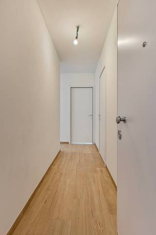 Découvrez cet appartement moderne de 103,4 m² avec 3 grandes chambres et une salle de bain luxueuse équipée d'une douche et d'une baignoire...