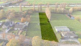 Laatste kans: Moderne villa op toplocatie met adembenemend verzicht! Droomt u van een eigentijdse woning in een groene, landelijke omgeving? Dit exclusieve project omvat nog slechts één moderne woning, volledig op maat afgewerkt naar uw wensen. Gelegen op een ruim perceel van2.457 m², vlak bij het bruisende centrum van Landegem, geniet u hier van absolute rust en een panoramisch uitzicht over de omliggende velden. Bouw op maat, zonder zorgen Samen met onze interieurarchitecten en bouwadviseurs creëren we een woning die perfect aansluit bij uw stijl en levenswijze. Kwaliteit, luxe en verfijning staan centraal in de afwerking. Van ontwerp tot oplevering: wij regelen alles! Huysman Bouw begeleidt u door het hele proces. Ons ervaren team coördineert de volledige bouw, zodat u zorgeloos kunt genieten van uw toekomstige droomwoning. Interesse? Contacteer vandaag nog onze bouwadviseur! Contacteer onze bouwadviseur Ewout om de mogelijkheden te bespreken op 0497 588 888 of via mail naar contact@huysmanbouw.be