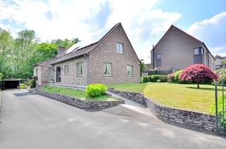 Aan de voet van de Hotond, bevindt zich deze charmante villa op een toplocatie aan de stadsrand. Hier geniet u van rust, comfort en privacy, terwijl alle nodige voorzieningen zich in de nabije omgeving bevinden. Deze instapklare woning beschikt over een <strong>gunstig EPC-label</strong>, waardoor er geen renovatieplicht geldt. Bovendien is de <strong>elektrische installatie conform</strong> en werd de woning <strong>asbestveilig</strong> verklaard. Kortom, als koper kan u hier zorgeloos intrekken en inrichten naar eigen smaak zonder enige tijdsdruk.<br /><br />Via de inkomhal met gastentoilet, komt u terecht in de bijzonder ruime en lichtrijke woon- en leefruimte. Deze staat in verbinding met de veranda en het balkon, waar u kunt genieten van het uitzicht op de tuin. Verder vinden we op het gelijkvloers een landelijke keuken uitgerust met alle nodige toestellen, een badkamer en twee volwaardige slaapkamers.<br />Op de bovenverdieping bevinden zich een ruime nachthal, een derde slaapkamer en een uitzonderlijk ruime zolderkamer met aansluitende kitchenette en extra slaapkamer. Deze verdieping biedt tal van mogelijkheden, zoals een hobbyruimte of afzonderlijk woongedeelte/co-housing/kangoeroe-woning.<br /><br />De woning is <strong>volledig onderkelderd</strong> en beschikt onder meer over een garage, wasplaats en bijzonder veel bergruimte. Ideaal voor zelfstandigen/gezinnen die opzoek zijn naar extra ruimte. Daarnaast is er nog een carport, een volledig aangelegd terras aansluitend aan de keuken, een alarminstallatie, regenwaterputten met inhoud van 15.000l en 26 zonnepanelen aanwezig<br /><br />Meer info? Contacteer Kyamo De Smet: 0479 06 13 71