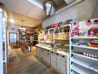 <p><span>Informatie handelspand</span></p><p><span>Charmante winkelruimte ca. 60m² op toplocatie aan het Gemeenteplein in Kontich, recht tegenover het Sint-Jozefinstituut en aan de voet van de Sint-Martinuskerk. Deze instapklare ruimte beschikt over een etalage van ca. 7m breed en een stijlvolle parketvloer. Achteraan bevindt zich een ruime bergruimte ca. 30m² en een apart toilet met lavabo. Het pand is uitgerust met ingebouwde verlichting, radiatoren en een alarminstallatie. Mogelijke invulling: kantoor, winkel of gelijkaardige activiteit. Er is mogelijkheid en voorkeur tot overname van het handelsfonds van de snoepwinkel met 41 jaar geschiedenis, inclusief inrichting (kwaliteitsvolle houten kasten, toonbank, tafels, etc), klantendatabase, vergunningen en handelsnaam. De winkel ligt in een levendige buurt met scholen, horeca en winkels, parkeergelegenheid om de hoek en goede visibiliteit. Beschikbaarheid in onderling overleg met de huidige huurder.</span></p><p><span> </span></p><p><span>Indeling</span></p><ul><li><span>Charmante winkelruimte ca. 60m² met brede etalage van ca. 7m breed, voorzien van stijlvolle parketvloer. </span></li><li><span>Aansluitend een ruime opslagruimte ca. 30 m². </span></li><li><span>Achteraan bevindt zich een toilet met lavabo. </span><span><br /><br /></span></li></ul><p><span>Extra's</span></p><ul><li><span>Alarminstallatie aanwezig.</span></li></ul><ul><li><span>Verwarming via een condenserende gasketel + radiatoren.</span></li><li><span>Over het gehele pand is ingebouwde verlichting aanwezig. </span></li><li><span>Mogelijke invulling: kantoor, winkel of gelijkaardige activiteit.</span></li></ul><p><span> </span></p><p><span>Mogelijkheid en voorkeur tot overname handelsfonds: instapklare snoepwinkel met 41 jaar geschiedenis. De inrichting omvat kwaliteitsvolle houten kasten, toonbank, tafels, snoeppotten, etc. De handelszaak wordt volledig overgenomen, inclusief inrichting, klanten, vergunningen, voorwaarden leveranciers en handelsnaam. Er is geen personeel verbonden aan de zaak. Een lopende handelshuurovereenkomst sinds 1 juli 2017. Verkoop wegens medische redenen en prijs is onderling bespreekbaar. </span></p><p><span> </span></p><p><span>Huurinformatie</span></p><ul><li><span>Huurprijs: 1.550 EUR/ maand + provisie van 80 EUR/maand </span></li><li><span>Beschikbaarheid in onderling overleg met de huidige huurder.</span></li></ul><p><span> </span></p><ul><li><span>Onroerende voorheffing ten laste van de huurder (2025: ca. 1.210 EUR/jaar)</span></li></ul><ul><li><span>Aparte meters voor gas en elektriciteit. </span></li><li><span>Provisie: waterverbruik, syndicus, verbruik en onderhoud gemene delen, etc. </span></li></ul><ul><li><span>Waarborg: 2 maanden.</span></li></ul><p><span> </span></p><ul><li><span>Commissie vastgoedkantoor te betalen door de huurder: 15% van de jaarhuur excl. BTW.</span></li></ul><ul><li><span>Opmaak plaatsbeschrijving: onderling tussen huurder en verhuurder.</span></li></ul><p><span> </span></p><p><span>Gebouw</span></p><ul><li><span>Kelder, handelspanden op de gelijkvloers, 4 verdiepen met appartementen.</span></li></ul><p><span> </span></p><p><span>Ligging</span></p><ul><li><span>In het centrum van Kontich aan het Gemeenteplein met zicht op de Sint-Martinuskerk. </span></li><li><span>Verscheidene parkeermogelijkheden om de hoek.</span></li><li><span>Omringd door tal van scholen, restaurants, cafés en winkels.</span></li></ul><p><span> </span></p><p><span>De informatie in deze prospect is ter informatieve titel: de kandidaat-huurders moeten hun eigen zaak maken van het verkrijgen, controleren en interpreteren van deze informatie.</span></p><p><span> </span></p><p><span> </span></p><p><span> </span></p>