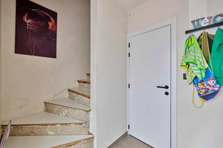 Moderne gezinswoning met 3 slaapkamers, leuke tuin en een groot bijgebouw.<br /><br />Deze woning gelegen in een rustige wijk in hartje Eksel is een unieke kans, alle moderne voorzieningen die je kunt verwachten van een woning uit 2019. Met een EPC A, ventilatie en zonnepanelen. Ook is bij deze woning een mooi ruim, nog deelt af te werken bijgebouw voorzien om als opslag, bijberoep of andere invullingen te gebruiken. <br /><br />De indeling is als volgt:<br /><br />GELIJKVLOERS:<br />- Inkom<br />- Toilet <br />- Living <br />- Eetkamer<br />- Keuken<br />- Berging <br /><br />VERDIEPING:<br />- Nachthal<br />- Slaapkamer 1<br />- Slaapkamer 2<br />- Slaapkamer 3 <br />- Badkamer <br /><br />BUITEN:<br />- Volledig omheind <br />- Bijgebouw van ruim 50 m² (zonder verdiep meegeteld) <br />- Oprit <br />- Staanplaatsen <br />- EPC: A